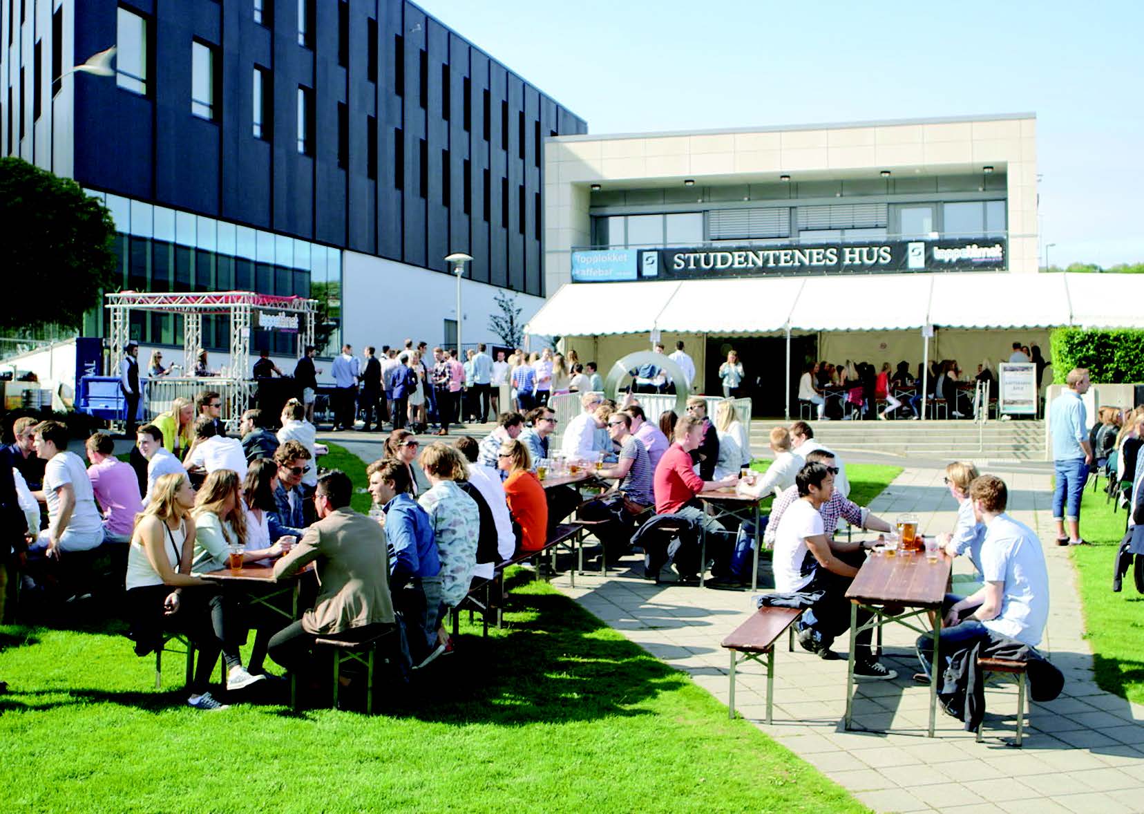 engajsertmiljøet studentorg Engasjement er viktig! Her et bilde av engasjerte studenter på en solfylt dag utenfor Studentenes Hus.